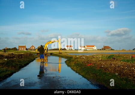 Walcott, Norfolk, Großbritannien. 6. Dezember 2013. Die größte Brandung und Storm seit 1953 die Norfolk Dorf Walcott über Nacht traf und verursacht massive Schäden und Überschwemmungen entlang der Ostküste von England. Bildnachweis: East Anglian Bild Service/Alamy Live-Nachrichten Stockfoto