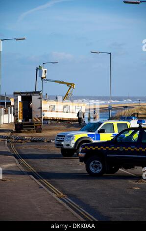 Walcott, Norfolk, Großbritannien. 6. Dezember 2013. Die größte Brandung und Storm seit 1953 die Norfolk Dorf Walcott über Nacht traf und verursacht massive Schäden und Überschwemmungen entlang der Ostküste von England. Bildnachweis: East Anglian Bild Service/Alamy Live-Nachrichten Stockfoto