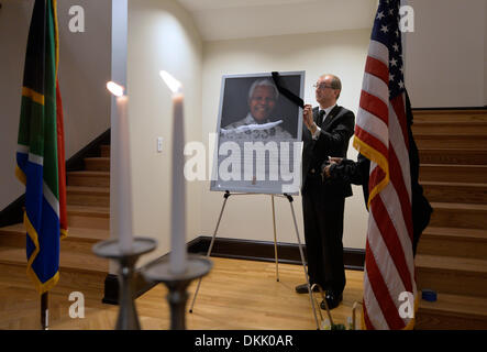 Washington DC, USA. 6. Dezember 2013. Mitarbeiter der Botschaft bereiten ein Porträt des ehemaligen südafrikanischen Präsidenten Nelson Mandela in der südafrikanischen Botschaft in Washington, D.C., Hauptstadt der Vereinigten Staaten, 6. Dezember 2013. Bildnachweis: Xinhua/Alamy Live-Nachrichten Stockfoto