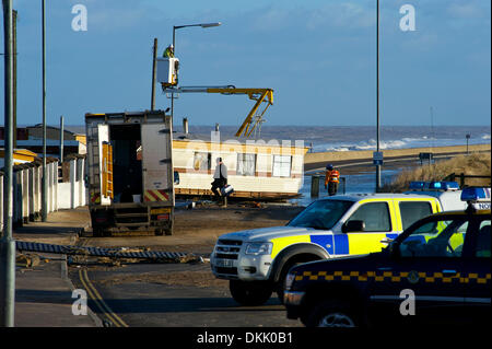 Walcott, Norfolk, Großbritannien. 6. Dezember 2013. Die größte Brandung und Storm seit 1953 die Norfolk Dorf Walcott über Nacht traf und verursacht massive Schäden und Überschwemmungen entlang der Ostküste von England. Bildnachweis: East Anglian Bild Service/Alamy Live-Nachrichten Stockfoto