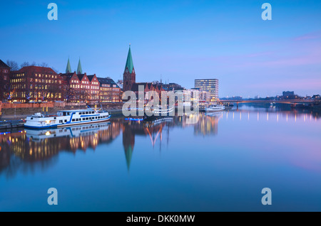 Sonnenuntergang über Fluss in Bremen, Deutschland Stockfoto