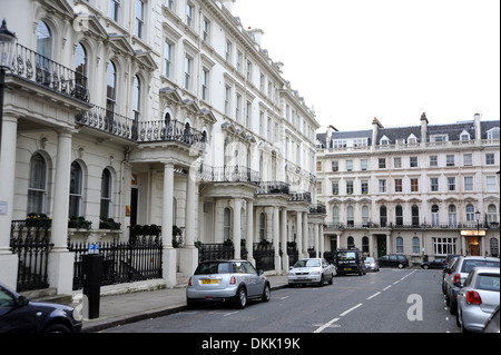 Typische große Häuser in der Royal Borough of Kensington und Chelsea London W8 UK Foto genommen von Simon Dack Stockfoto