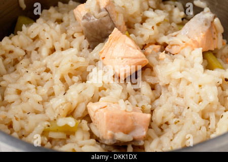 Lachs-Risotto Kochen in einem Topf Stockfoto