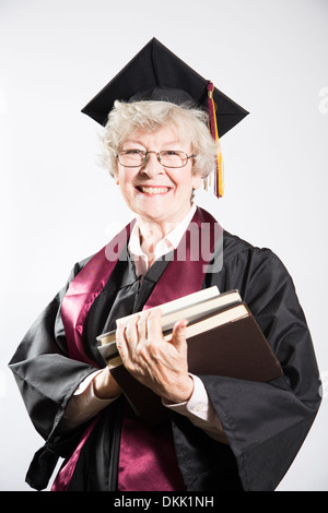 Älterer College-Absolvent mit Büchern Stockfoto
