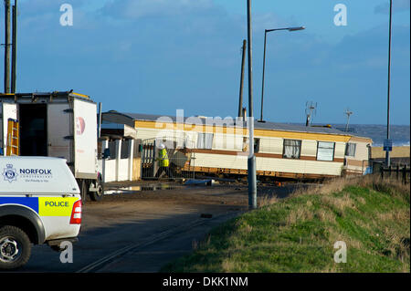 Walcott, Norfolk, Großbritannien. 6. Dezember 2013. Die größte Brandung und Storm seit 1953 die Norfolk Dorf Walcott über Nacht traf und verursacht massive Schäden und Überschwemmungen entlang der Ostküste von England. Bildnachweis: East Anglian Bild Service/Alamy Live-Nachrichten Stockfoto