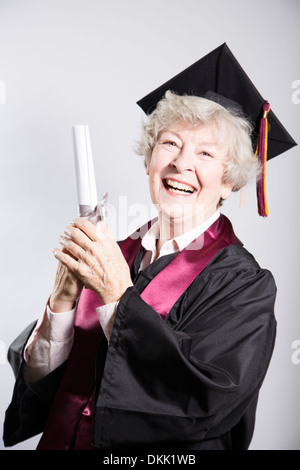 Ältere Frau Absolventen mit Abschluss Stockfoto