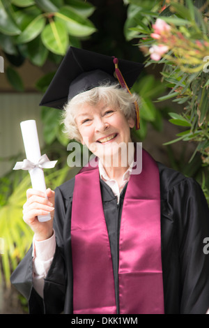Ältere Frau Absolventen mit Abschluss Stockfoto