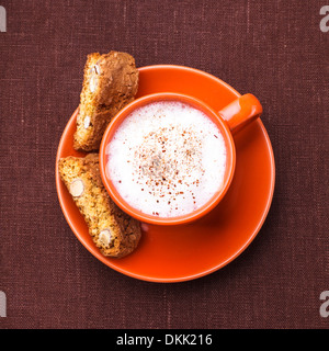 Cantuccini - typische Mandelgebäck mit Cappuccino-Tasse Stockfoto