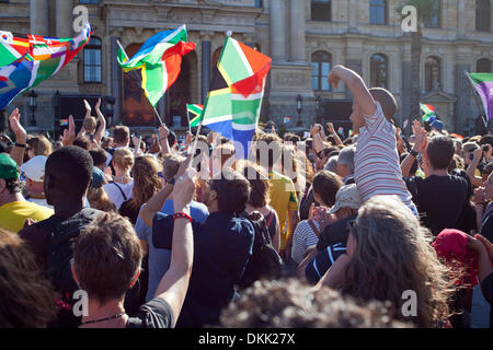 Südafrikaner versammelten sich an der Grand Parade, Kapstadt bei 17:00 heute Nachmittag zum Abschied von Nelson Mandelas. Stockfoto