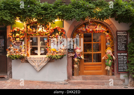 Elk213-2362 Frankreich, Elsass, Riquewihr, speichern Fassade mit display Stockfoto