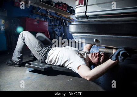 Männliche Mechaniker arbeitet an einem Auto Stockfoto