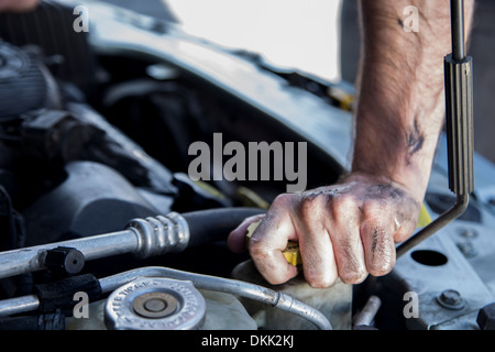 Nahaufnahme des Mechanikers Hand arbeiten auf einem Auto Stockfoto