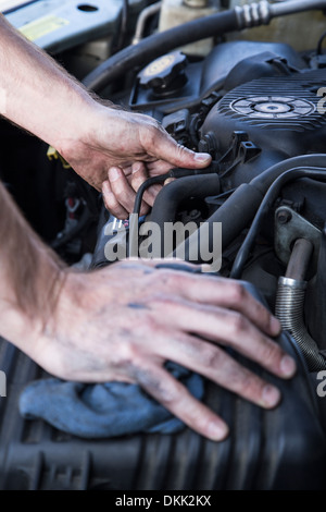 Händen der Mechaniker arbeiten am Auto Stockfoto
