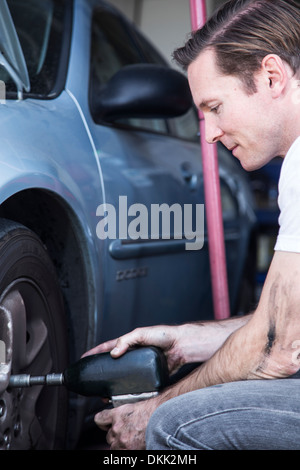 Mechaniker arbeiten am Auto Stockfoto