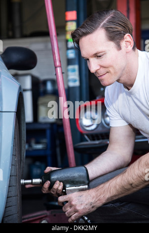 Männliche Mechaniker arbeiten am Auto Stockfoto