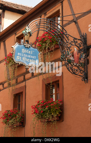 Elk213-2374v Frankreich, Elsass, Riquewihr, hängende Shop Zeichen Stockfoto