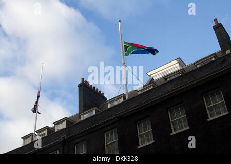 London UK. 6. Dezember 2013. Die Südafrika-Flagge weht auf Halbmast vor Downing Street als Hommage an ehemalige Südafrika Präsident Nelson Mandela 1918-2013 starb gestern im Alter von 95 Jahren. Nelson Mandela wurde zum ersten schwarzen Präsidenten, ins Gefängnis geworfen wurde, nachdem er gegen die Apartheid und eine rassisch geteilte Südafrika Credit warb: Amer Ghazzal/Alamy Live-Nachrichten Stockfoto