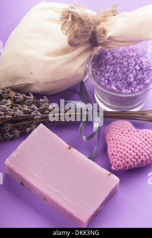 Getrockneten Lavendel für Aromatherpy und Spa: Seife, Beutel, Meersalz Stockfoto