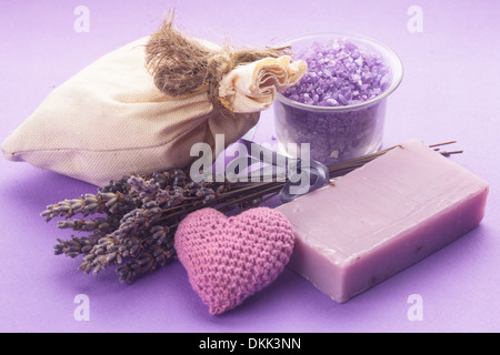 Getrockneten Lavendel für Aromatherpy und Spa: Seife, Beutel, Meersalz Stockfoto