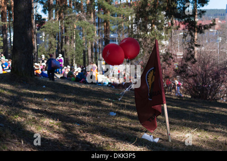 Studenten feiern den 1. Mai, Tag der internationalen Arbeiter an Harju Erholungsgebiet in Jyväskylä. Stockfoto