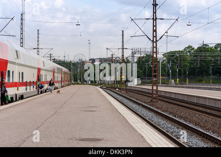 Fahrgäste von einem Pendolino-Zug am Bahnhof von Helsinki an einem Sommertag. Stockfoto