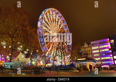 London, UK. 6. Dezember 2013. Lichter von einem Riesenrad und Kirmes am Leicester Square zu Weihnachten, London, England-Credit: Paul Brown/Alamy Live-Nachrichten Stockfoto