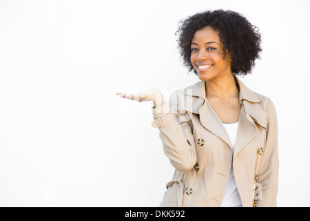 Young African American Woman hält Hand - Kopie/Produktraum Stockfoto