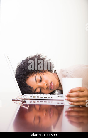 Young African American Frau schläft auf ihrem laptop Stockfoto
