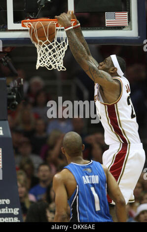 22. Mai 2009 - Cleveland, Ohio, USA - Cleveland weiterleiten LEBRON JAMES (23) Dunks über Orando Guard RAFER ALSTON (1) während der ersten Hälfte von den Cavaliers gegen die Magie im Spiel zwei der Ostern Conference Finals in Quicken Loans Arena. (Kredit-Bild: © Gary W. Green/Orlando Sentinel/ZUMAPRESS.com) Stockfoto