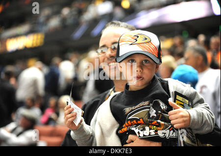 25. November 2009 - Anaheim, Kalifornien, USA - NHL HOCKEY - Fans - die Anaheim Ducks schlagen die Carolina Hurrikan 3-2 im Honda Center, Anaheim, Kalifornien. (Kredit-Bild: © Scott Mitchell/ZUMA Press) Stockfoto