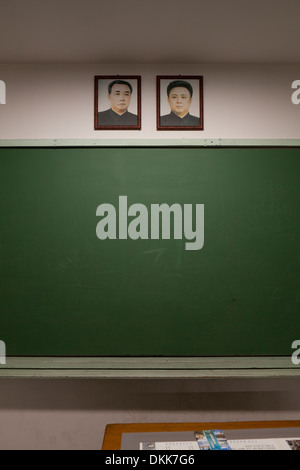 Mock-up des nordkoreanischen Schulklasse zeigt Porträts von sung und Kim Jong-Il über blackboard Stockfoto