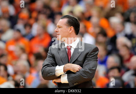 2. Januar 2010 - Syracuse, NY, Vereinigte Staaten von Amerika - 2. Januar 2010: Pittsburgh head Coach Jamie Dixon während des Spielens von Syrakus. Pittsburgh besiegt Syrakus 82-72 in einem Big East Conference Matchup im Carrier Dome in Syracuse, NY. (Kredit-Bild: © Alan Schwartz/Cal Sport Media/ZUMApress.com) Stockfoto