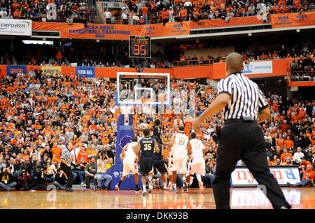 2. Januar 2010 - Syracuse, NY, Vereinigte Staaten von Amerika - 2. Januar 2010: Pittsburgh besiegt Syrakus 82-72 in einem Big East Conference Matchup im Carrier Dome in Syracuse, NY. (Kredit-Bild: © Alan Schwartz/Cal Sport Media/ZUMApress.com) Stockfoto