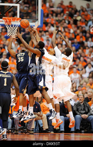 2. Januar 2010 - Syracuse, NY, Vereinigte Staaten von Amerika - 2. Januar 2010: Pittsburgh besiegt Syrakus 82-72 in einem Big East Conference Matchup im Carrier Dome in Syracuse, NY. (Kredit-Bild: © Alan Schwartz/Cal Sport Media/ZUMApress.com) Stockfoto