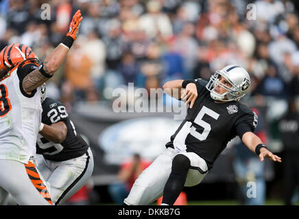 22. November 2009 - Oakland, CA, USA - Oakland Raiders Start Quarterback Bruce Gradkowski folgt seinen Pass in der zweiten Hälfte gegen die Cincinnati Bengals im Oakland Coliseum. (Kredit-Bild: © Paul Kitagaki Jr./Sacramento Bee/ZUMApress.com) Einschränkungen: * USA Tabloid Rechte heraus * Stockfoto