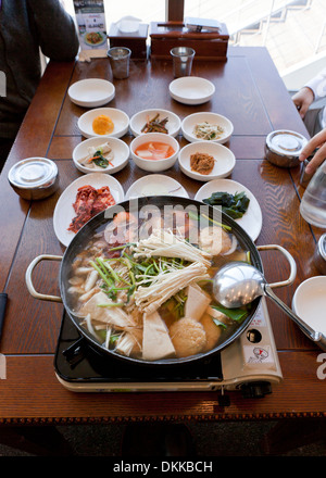 Würzige Suppe Fischgericht (Haemultang) auf Tisch - Südkorea Stockfoto