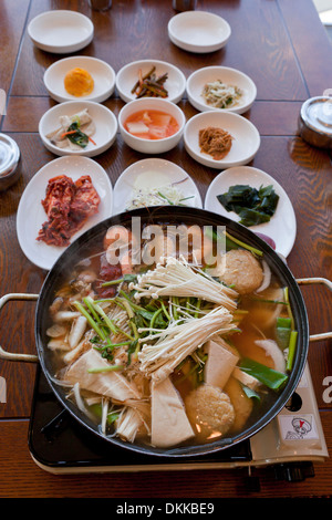 Würzige Suppe Fischgericht (Haemultang) auf Tisch - Südkorea Stockfoto