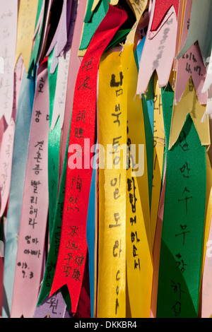 Botschaften des Friedens und der Einheit der Linken auf Zaun an der Brücke ohne Wiederkehr (Brücke der Freiheit), DMZ-Imjingak, Paju, Südkorea Stockfoto