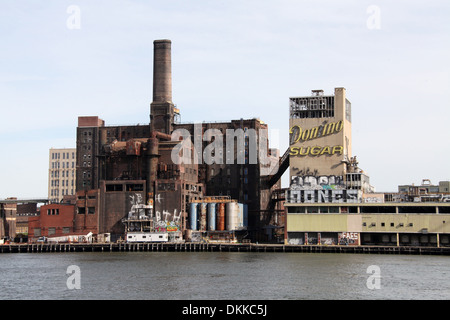 Alten Domino Zucker Raffinerie Complex in Brooklyn von den East River in New York gesehen Stockfoto