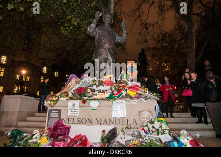 Parlament Square, Westminster, London, UK, 6. Dezember 2013 - Londoner geben ihre Ehrungen und zollen an der Statue von Nelson Mandela, nach seinem Ableben am Vorabend, Alter von 95 Jahren.  Bildnachweis: Stephen Chung/Alamy Live-Nachrichten Stockfoto