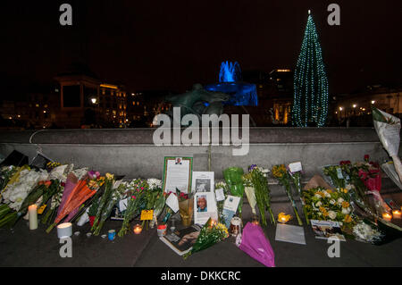 Trafalgar Square, London, UK, 6. Dezember 2013 - Londoner geben ihre Hommagen an Nelson Mandela, nach seinem Ableben am Vorabend im Alter von 95.  Bildnachweis: Stephen Chung/Alamy Live-Nachrichten Stockfoto