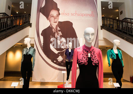 NY, NY, USA. 6. Dezember 2013. Elsa Schiaparelli dominiert Paris Couture in den 1930er Jahren und wurde ein Star in der gesellschaftlichen und künstlerischen Firmament. Sie machte ihren Ruf durch die einzigartige Fähigkeit zu Schock und Überraschung, immer bedacht, dass dennoch der goldenen Regel der Couture diese Erfindung durch höchste Qualität und eine unbestreitbare Richtigkeit der Linie und Proportion untermauert werden muss. Bildnachweis: Scott Houston/Alamy Live-Nachrichten Stockfoto