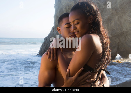 Junges Paar am Strand Stockfoto