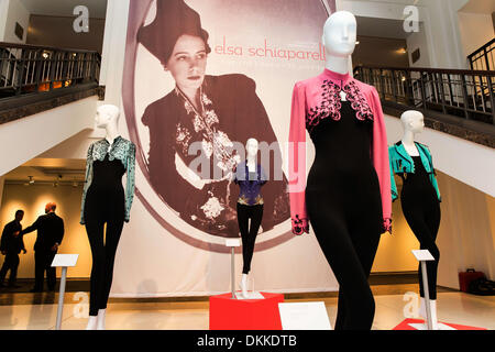 NY, NY, USA. 6. Dezember 2013. Elsa Schiaparelli dominiert Paris Couture in den 1930er Jahren und wurde ein Star in der gesellschaftlichen und künstlerischen Firmament. Sie machte ihren Ruf durch die einzigartige Fähigkeit zu Schock und Überraschung, immer bedacht, dass dennoch der goldenen Regel der Couture diese Erfindung durch höchste Qualität und eine unbestreitbare Richtigkeit der Linie und Proportion untermauert werden muss. Bildnachweis: Scott Houston/Alamy Live-Nachrichten Stockfoto