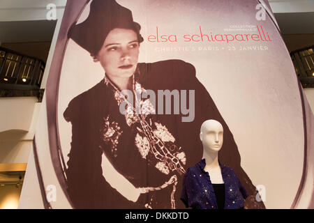 NY, NY, USA. 6. Dezember 2013. Elsa Schiaparelli dominiert Paris Couture in den 1930er Jahren und wurde ein Star in der gesellschaftlichen und künstlerischen Firmament. Sie machte ihren Ruf durch die einzigartige Fähigkeit zu Schock und Überraschung, immer bedacht, dass dennoch der goldenen Regel der Couture diese Erfindung durch höchste Qualität und eine unbestreitbare Richtigkeit der Linie und Proportion untermauert werden muss. Bildnachweis: Scott Houston/Alamy Live-Nachrichten Stockfoto