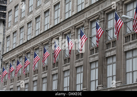 Saks Gebäude auf der 5th Avenue in New York City Stockfoto