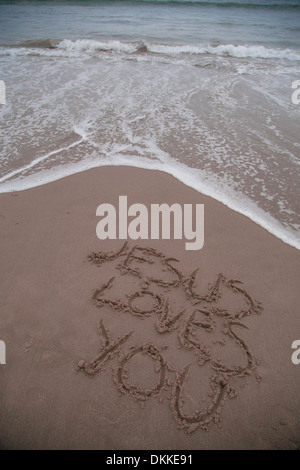 "Jesus Loves You" in den Sand geschrieben Stockfoto