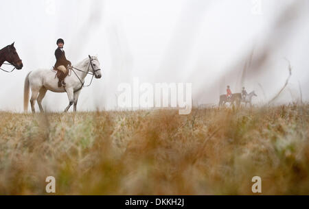 26. November 2009 - Southern Pines, North Carolina, USA - Jäger auf ihre Pferde für die anderen Jäger, für die Moore County Hounds Fuchsjagd im Hobby-Bereich in Southern Pines, North Carolina ankommen warten. Moore County Hounds-Fuchsjagd hat eine Tradition in Southern Pines seit 1914, als die Moore County Jagdhunde von Enkel von James Boyd, Stahl und Eisenbahn Magnat gegründet wurden Stockfoto