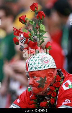 1. Januar 2010 - Pasadena, Kalifornien, USA - ein Fan von der Ohio State Buckeyes beim Spiel gegen die Oregon Ducks bei der 96. Rose Bowl-Spiel. (Kredit-Bild: © Ringo Chiu/Zuma Press) Stockfoto