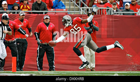 3. Januar 2010 - St. Petersburg, Florida, USA - DANIEL WALLACE |   Times.TP 316732 WALL Bucs 11 (03.01.2010 Tampa) Tampa Bay Buccaneers Wide Receiver Maurice Stovall (85) macht einen 27-Yard-Gewinn im vierten Quartal, einen Touchdown durch Wide Receiver einrichten Antonio Bryant drei später spielt. ZWEITE Hälfte Aktion: Die Tampa Bay Buccaneers die Atlanta Falcons spielen bei Raymond James Sta Stockfoto